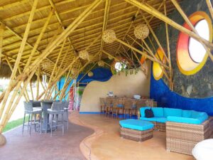 Bioconstrucción en bambú, techos de palma, bioarquitectura orgánica. Pintura naturales minerales.