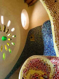 Construyendo con Cob, acabados de mosaico, cal y Botellas